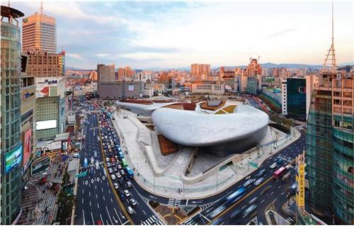 동대문 디자인 플라자가 새로이 개관한 후의 전경 모습