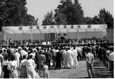 사진1은 1956년 건설된 뚝도 3정수장 준공식의 모습으로 미국이 자금을 원조해주었다.